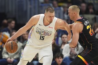 Nikola Jokic (à gauche) a écrit une page d'histoire de la NBA vendredi KEYSTONE/AP/David Zalubowski